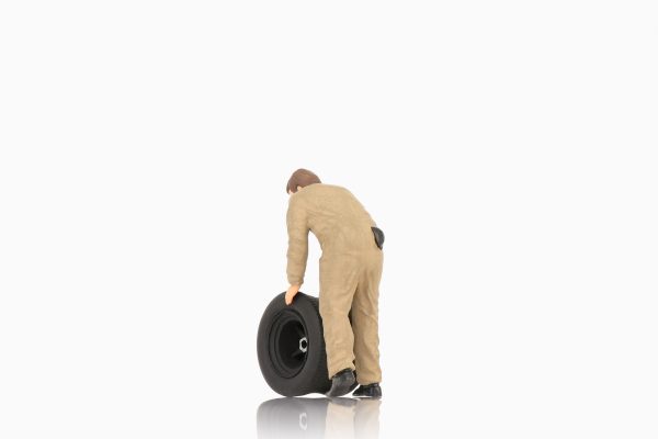 Mechanic with tire1:18 Figure