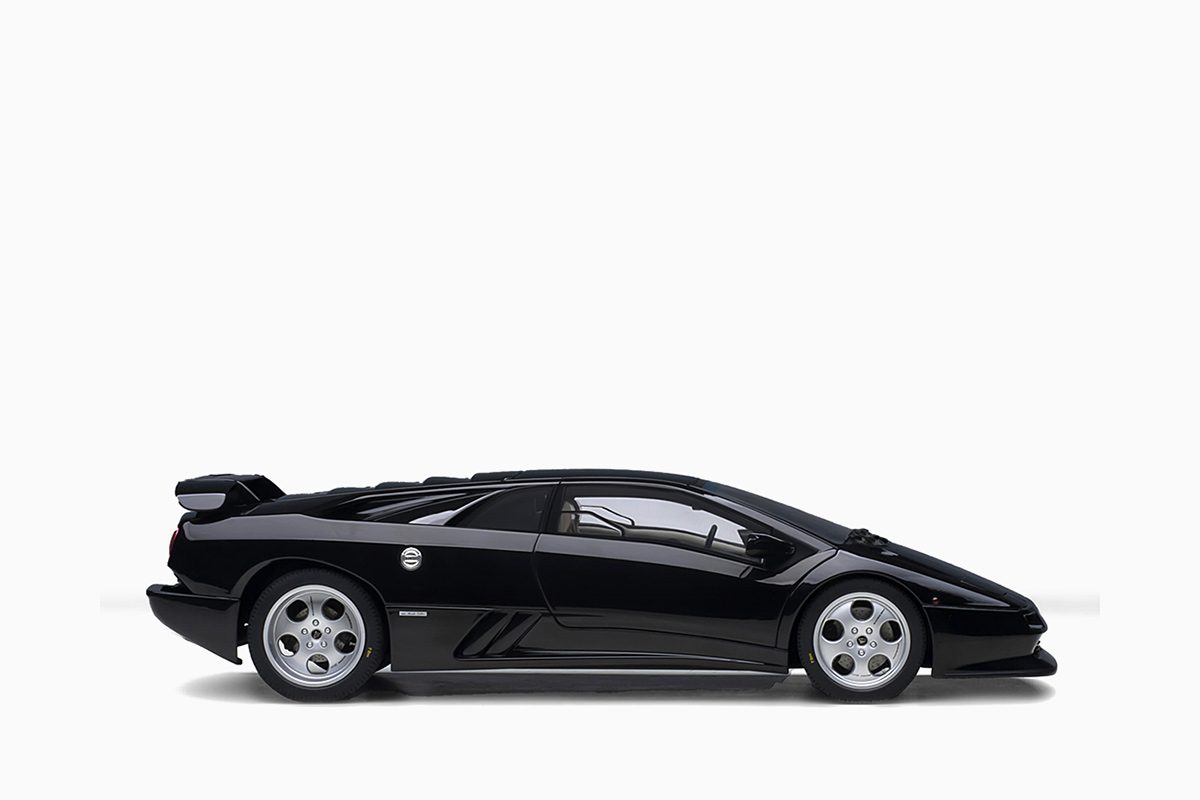 Lamborghini Diablo SE30, Deep Black Metallic 1:18 by AutoArt