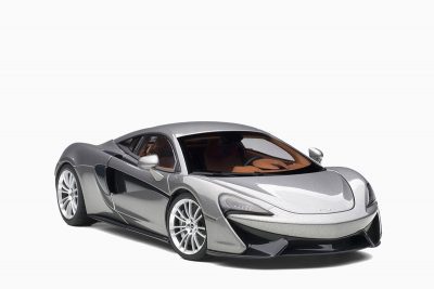 McLaren 570S, Blade Silver/Silver Wheels 1:18 by AutoArt