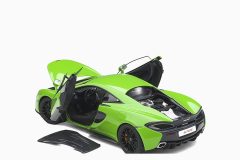 McLaren 570S, Mantis Green/Black Wheels 1:18 by AutoArt