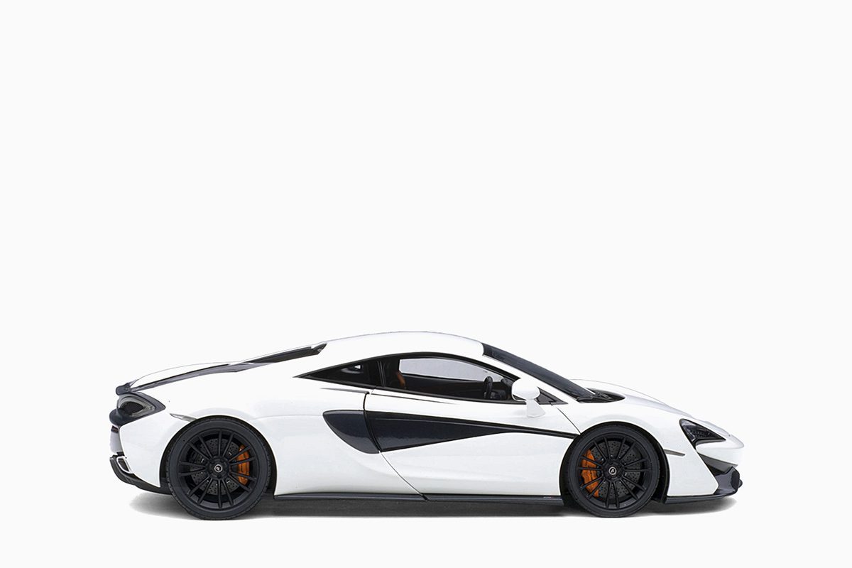 McLaren 570S, White/Black Wheels 1:18 by AutoArt