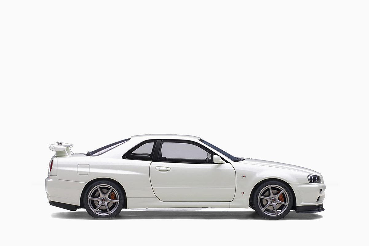 Nissan Skyline GT-R (R34) V-Spec II, White Pearl 1:18 by AutoArt