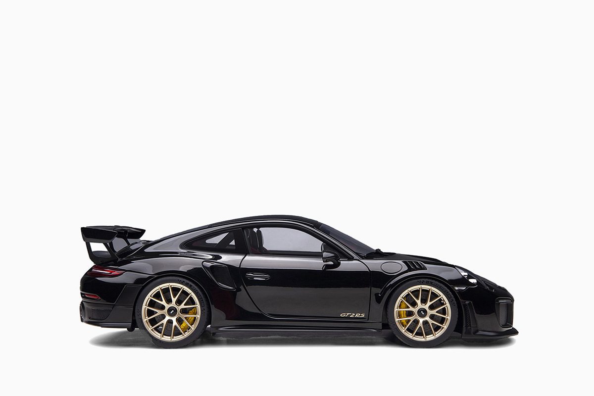 Porsche 911 (991.2) GT2 RS Weissach Black 1:18 by AutoArt