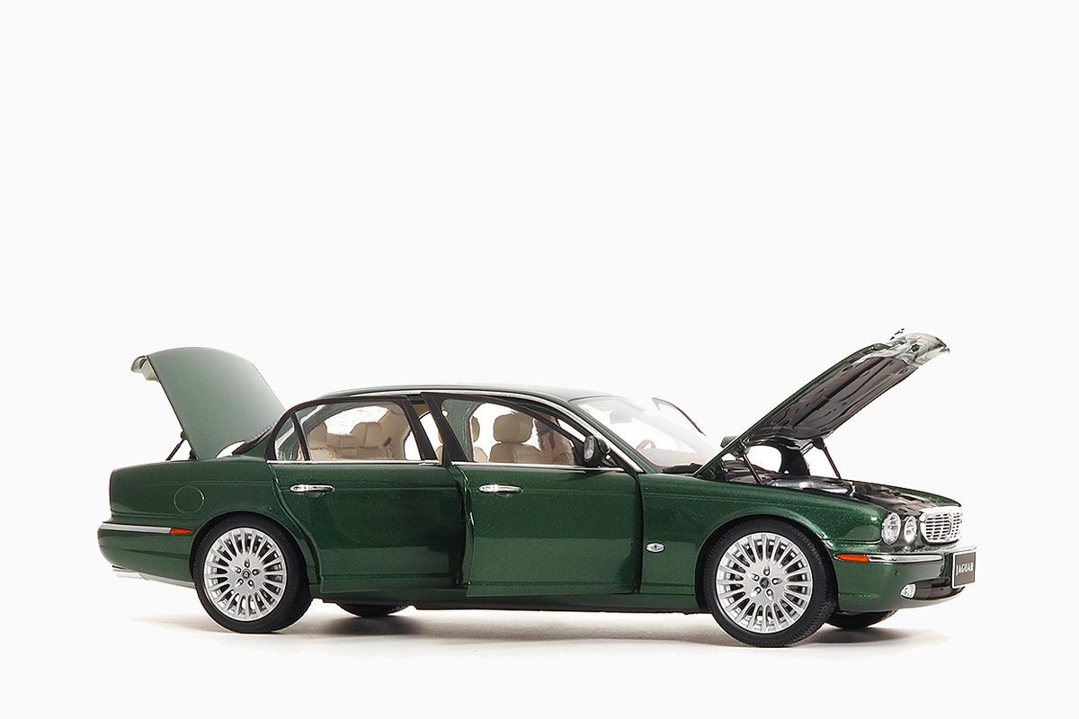Jaguar XJ6 (X350) Racing Green 1:18 by Almost Real