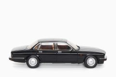 Jaguar Daimler XJ6 (XJ40) - Ebony Black 1:18 by Almost Real