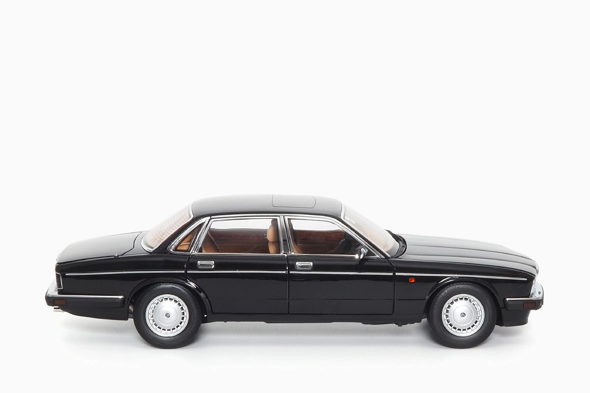 Jaguar Daimler XJ6 (XJ40) – Ebony Black 1:18 by Almost Real