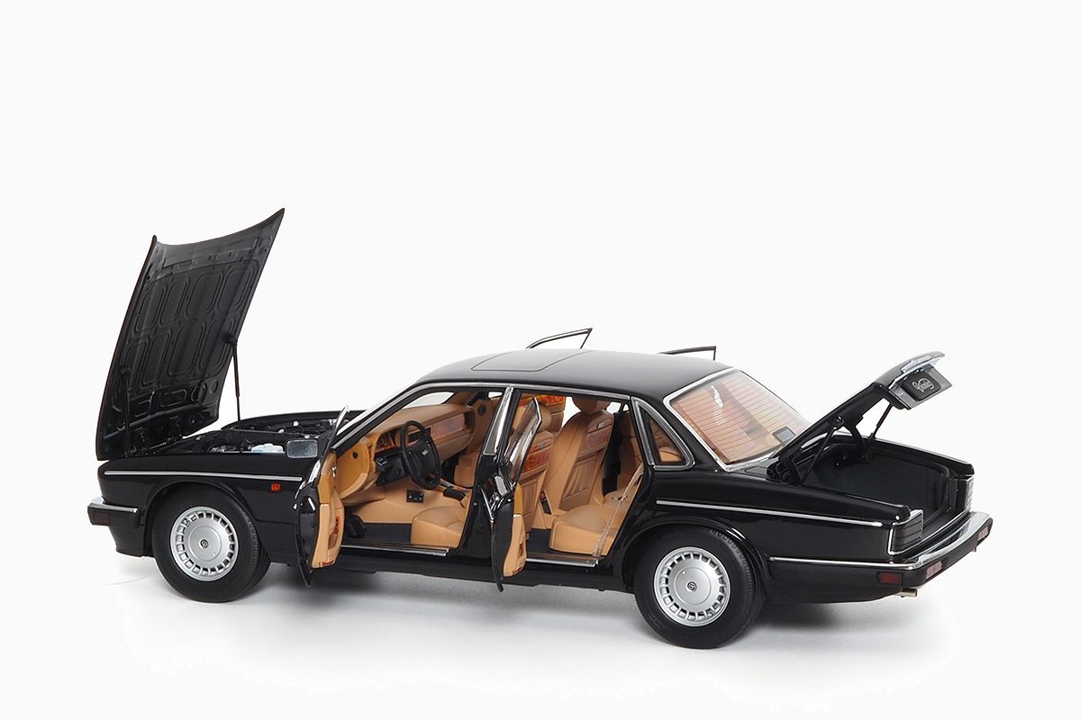 Jaguar Daimler XJ6 (XJ40) - Ebony Black 1:18 by Almost Real