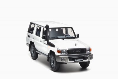 Toyota Land Cruiser 76 2017 White 1:18 by Almost Real
