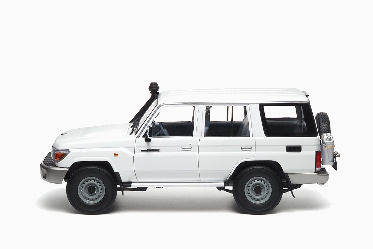 Toyota Land Cruiser 76 2017 White 1:18 by Almost Real
