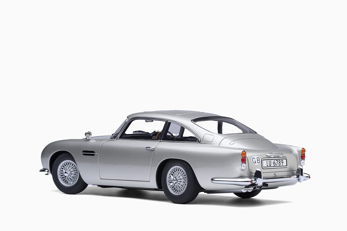 Aston Martin DB5 “Goldfinger”, w/weapons, Silver, 1:18 by Autoart